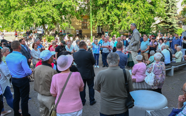 Lázár János: meg fogjuk építeni az M8-as autópályát és a V0-ás vasúti körgyűrűt