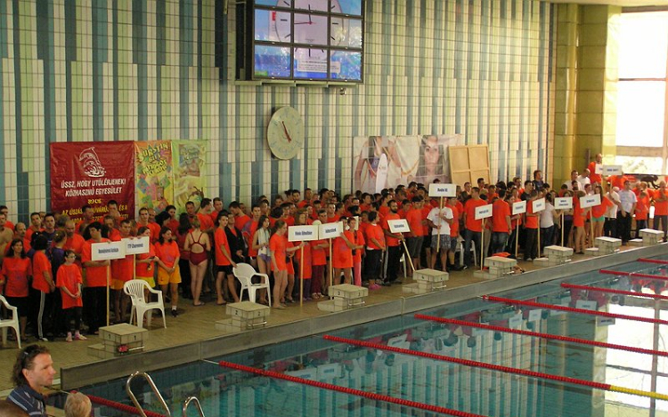 A hétvégén csobban az Úszógála