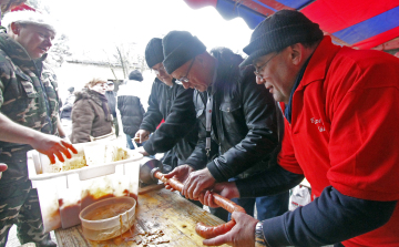 Kolbászolás a malomnál