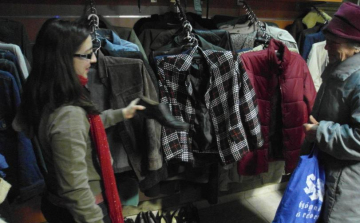 Téli ruhákat oszt és gyűjt a DK