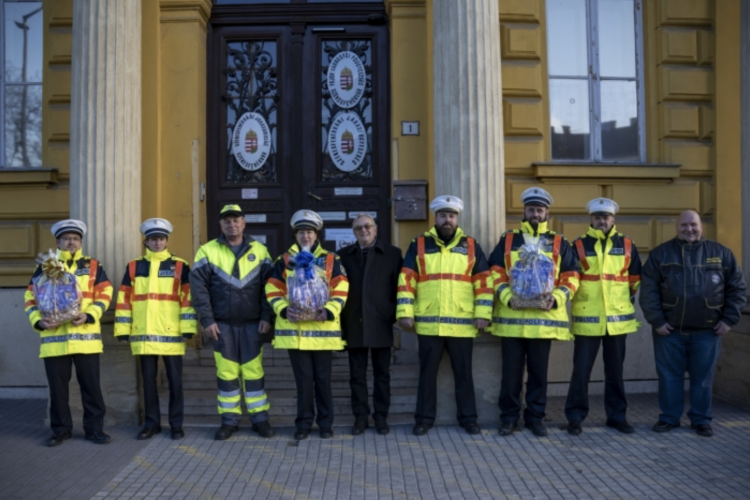 A MAGYAR AUTÓKLUB FEJÉR VÁRMEGYEI RENDŐRÖKET JUTALMAZOTT 