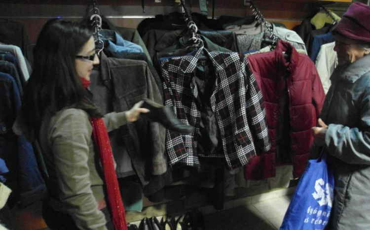 Téli ruhákat oszt és gyűjt a DK