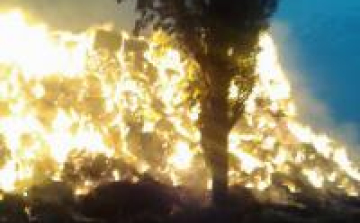  Továbbra is ég egy nagyméretű kazal a 63-as út mellett