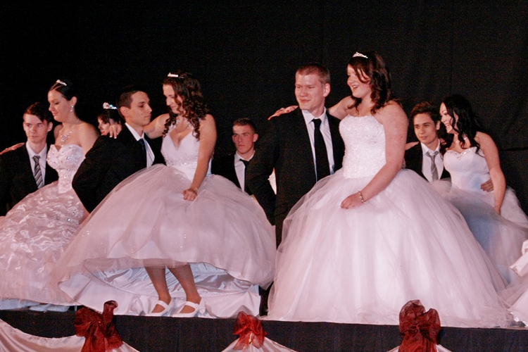 Szalagot tűzött a Rosti is