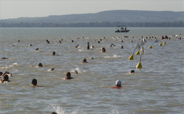 Több mint nyolcezren vettek részt az idei Balaton-átúszáson