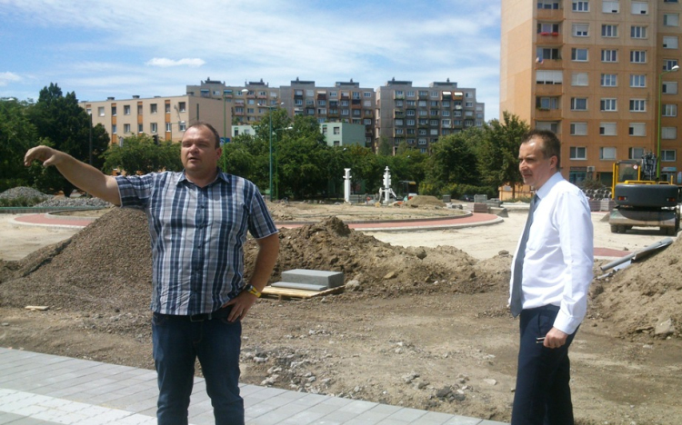 Városháza tér augusztus végén átadás