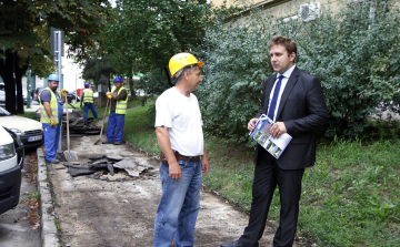 Térkővel borítják a járdát