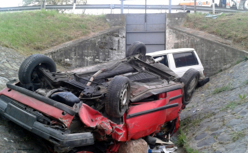 Autók Adonynál az árokban