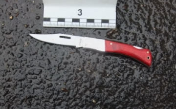 Őrizetben a késes támadó