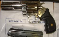 Engedély nélkül tartott pisztolyokat és lőszereket