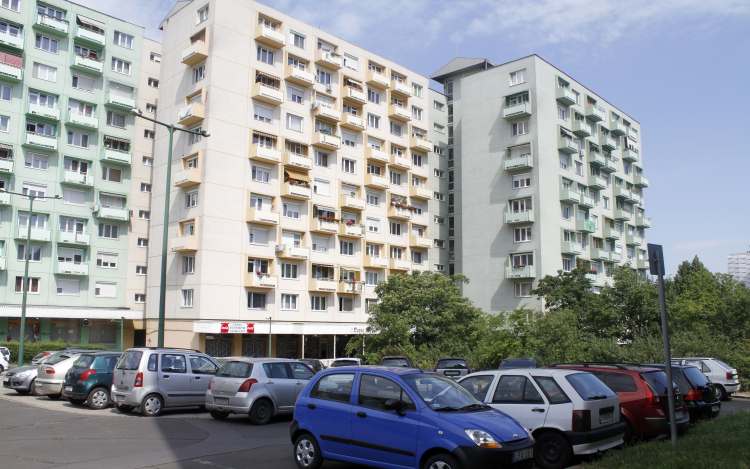 Több hely lesz a Derkovits utcai parkolóban