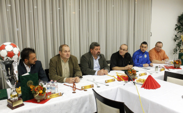 Lesz-e új név a vándorserlegen?