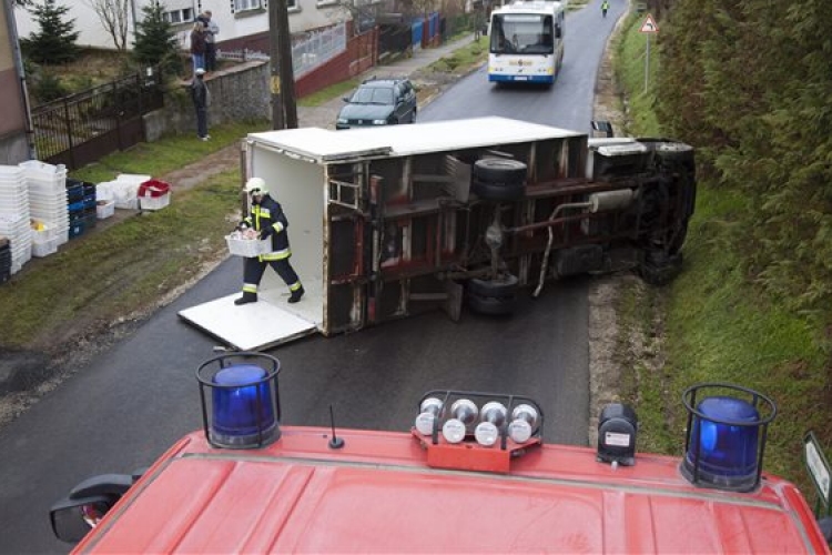 Elgurult és felborult egy teherautó árupakolás közben Semjénházán