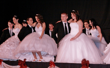 Szalagot tűzött a Rosti is