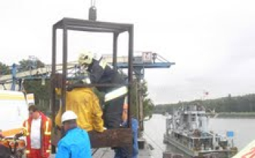 Uszályba zuhant munkást mentettek Dunaújvárosban