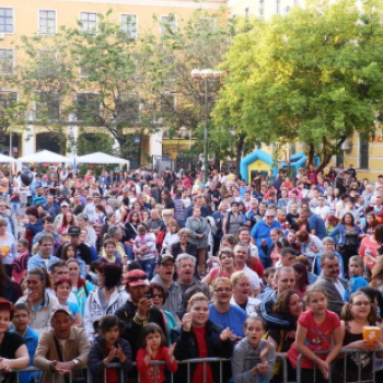 Májusi mulatság a Dózsa téren
