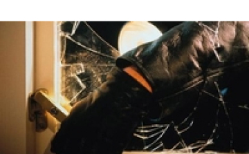 Betörtek a bababoltba