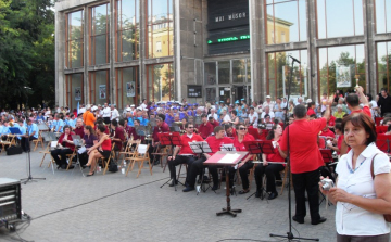 Ma már ünnepi program...