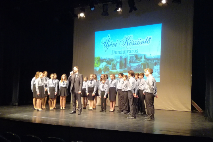 Új évi köszöntő - üzenetekkel