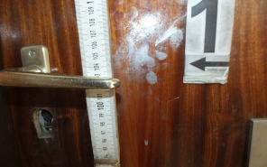 Éjszaka volt, gondolta lop egy telefont némi készpénzzel