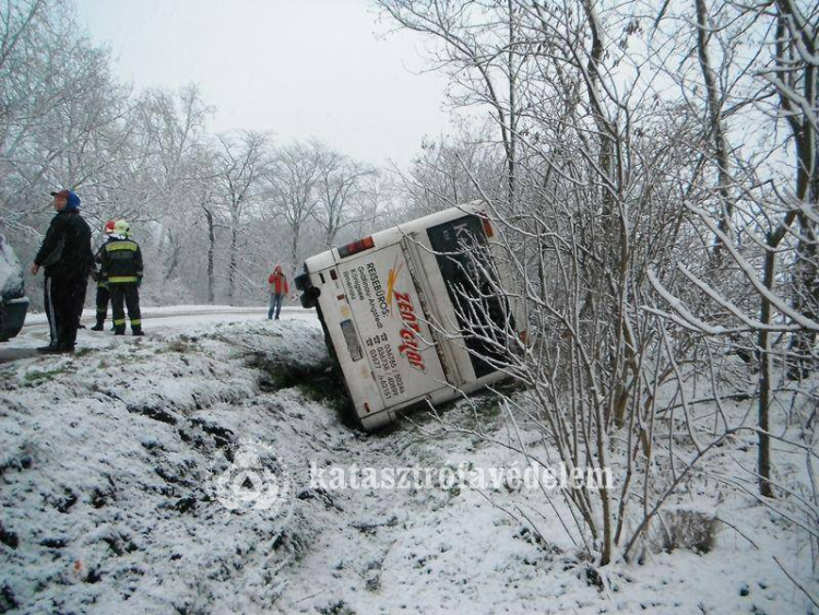 Árokba csúszott autók, elakadt kamionok miatt kérték a katasztrófavédelem segítségét a tegnapi havazásban 