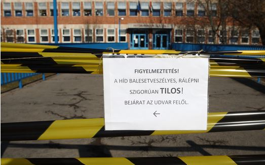 A hídra lépni tilos!