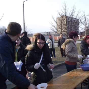 Ételosztás Dunaújvárosban