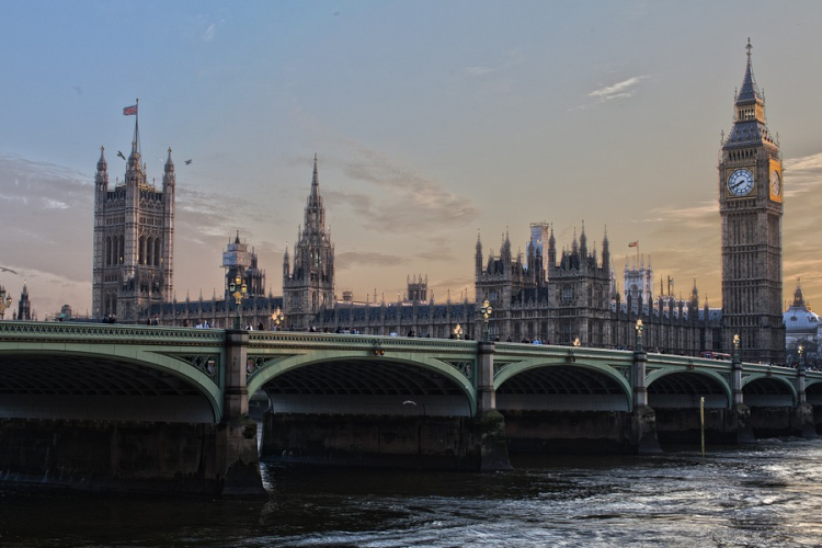 Néhány gócpontban terjed az indiai variáns Nagy-Britanniában