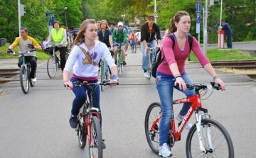 A kerékpárosok védelmében: felújítják az utakat!