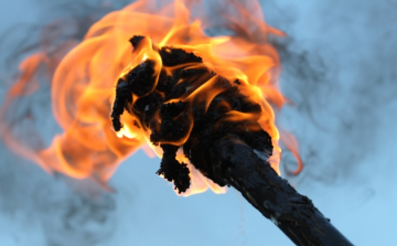 Fáklyákkal vonul a Rudas