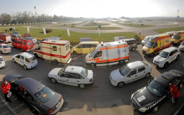 Abroncs 200 szervezet autójára