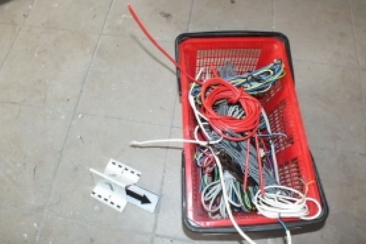 Az épület falát bontva kábelt lopott