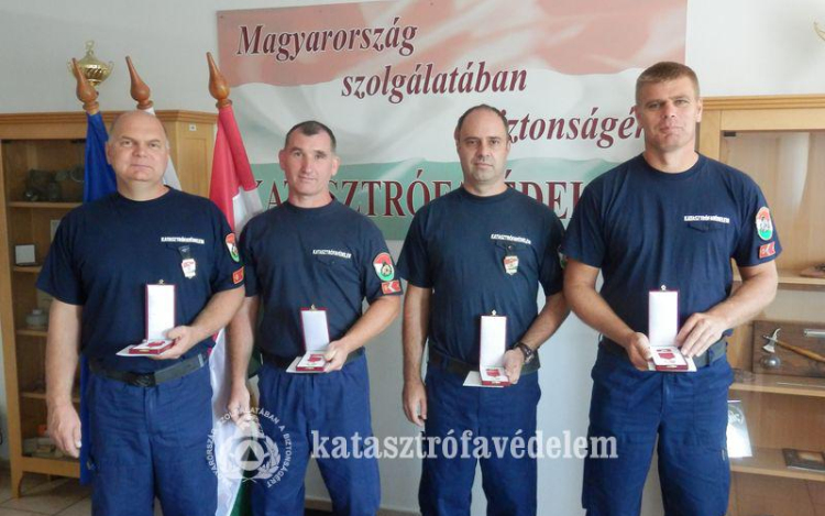 Szolgálati jelet és ajándéktárgyat kaptak