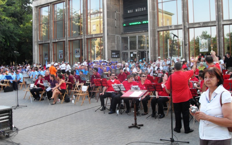 Ma már ünnepi program...