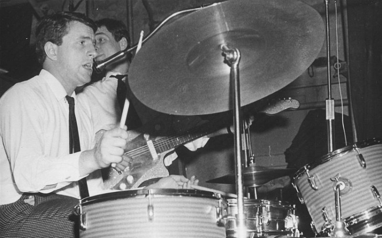 Elhunyt Körmendi János, az Illés zenekar egykori dobosa