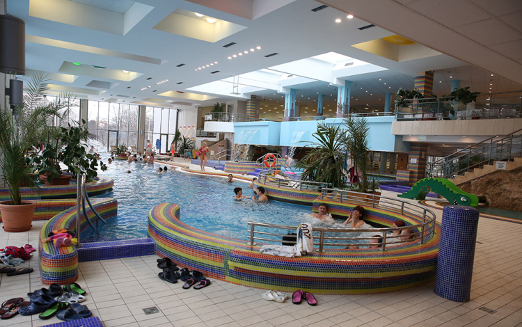 Az élményfürdő most uszoda is egyben