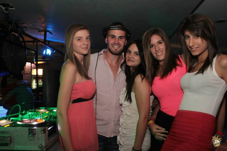 Aki megtartja a három puszi távolságot