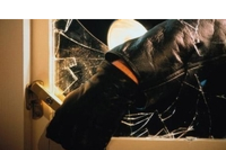 Betörtek a bababoltba