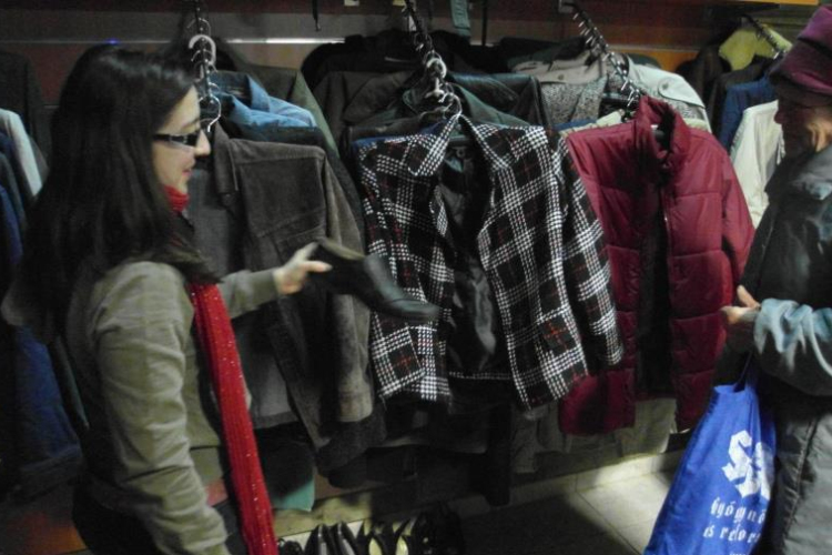 Téli ruhákat oszt és gyűjt a DK