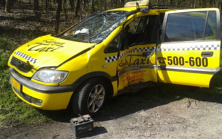 Taxi és motor ütközött a 6-os főúton