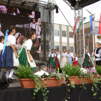  A Vasas Néptáncegyüttes a Főtér avatásán