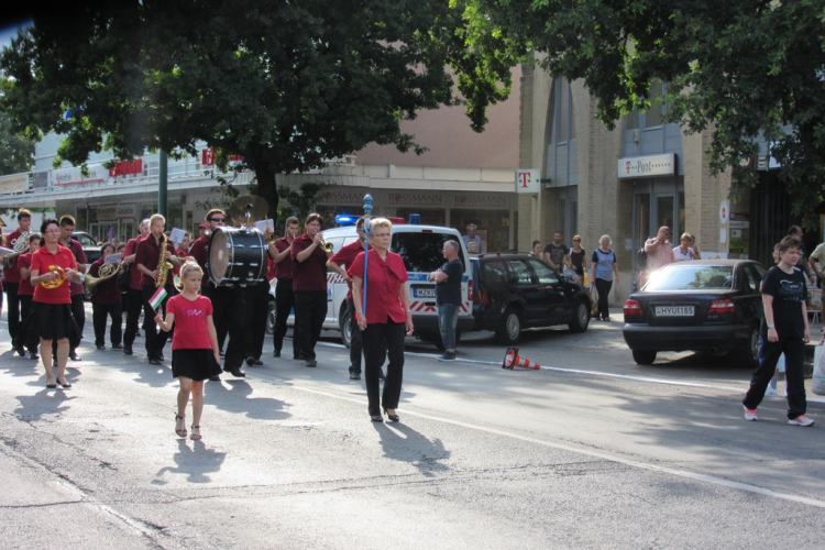 Mazsorettek és fúvós zene