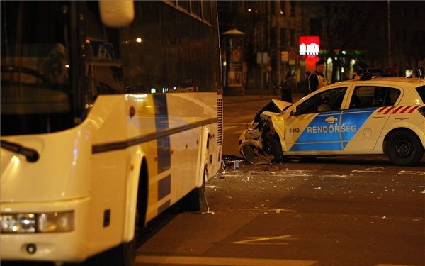 Rendőrautó és autóbusz ütközött Szolnokon, hárman megsérültek