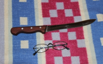 Őrizetben a késes rabló