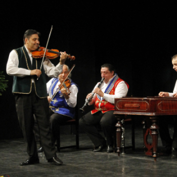 Rajkó Radeztkyvel is jön