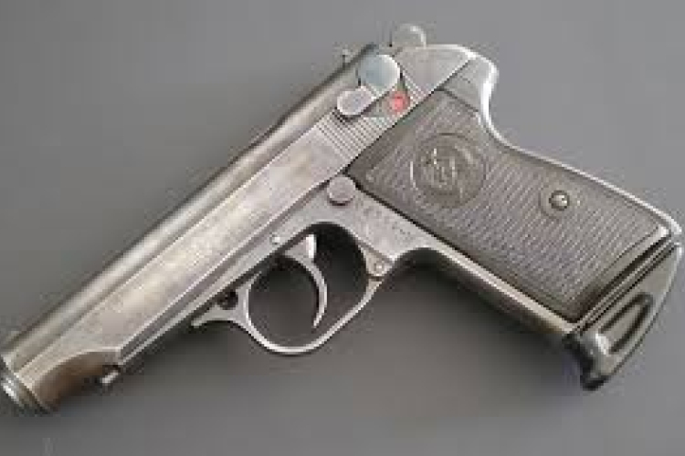 Rendkívüli eset: Pisztoly a szavazókörben