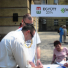 Együtt 2014 kampány-körút  a bejáratnál Gombossal