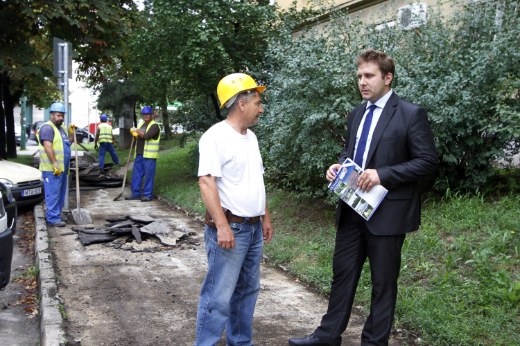 Térkővel borítják a járdát