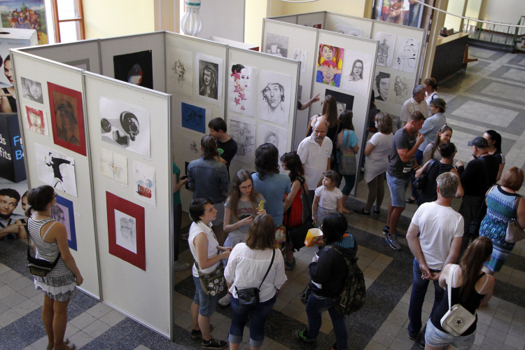 A Rudas grafikus diákjainak alkotásaiból nyílt kiállítás a mozi aulájában