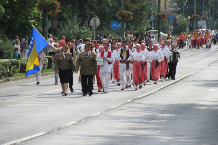 Mazsorettek és fúvós zene
